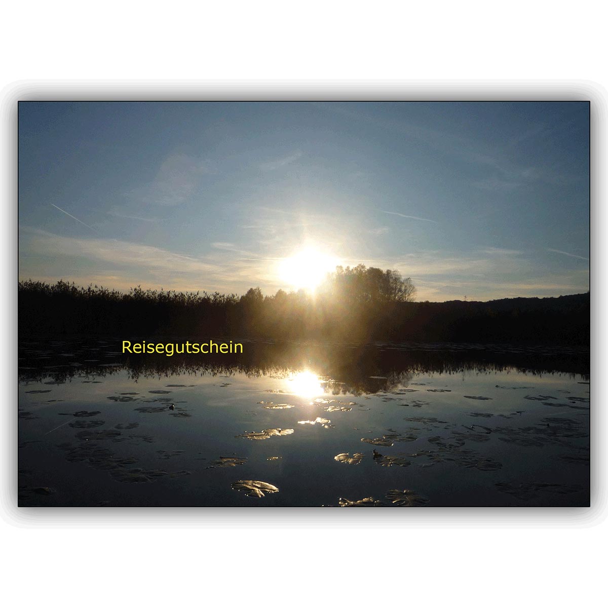 Elegante Landschafts Reisegutschein Klappkarte (blanko) mit schöner Seenlandschaft und Seerosen