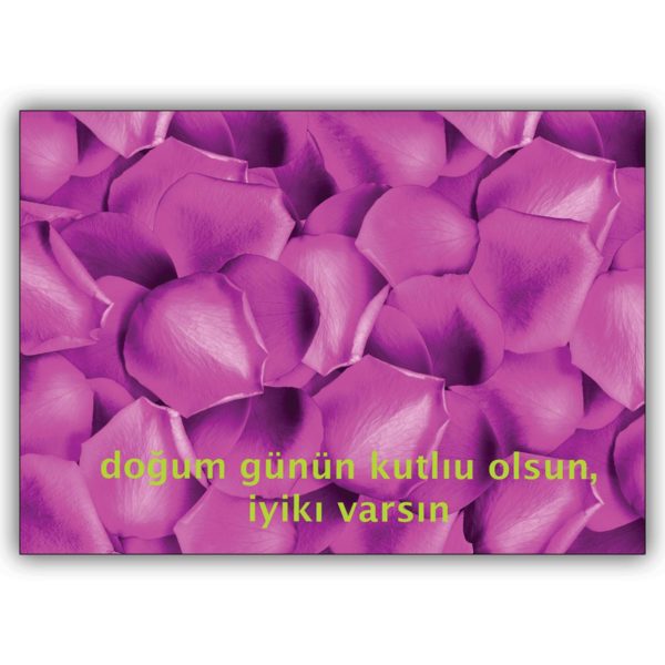 Liebevolle türkische Grusskarte mit pinken Rosenblättern: dogum günün kutliu olsun, iyiki varsin