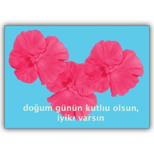 Türkische Künstler Grußkarte mit Blumen auf Cyan Hintergrund: dogum günün kutliu olsun, iyiki varsin