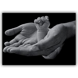 Wunderschöne Geburts, Tauf Foto Glückwunschkarte mit schützenden Händen und Baby