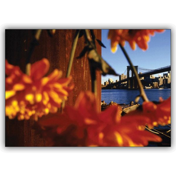 Schöne Fotokunst Blumen Grußkarte: Brooklyn Bridge, New York, durch die Blume gesehen