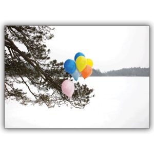 Fröhliche Winter Geburtstags Klappkarte mit bunten Ballons vor Schnee Landschaft