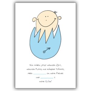 Niedliche Geburtsanzeige zum Ausfüllen mit fröhlichem Baby im Ei, blau