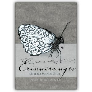 Erinnernde Kondolenzkarte mit Schmetterling in grau