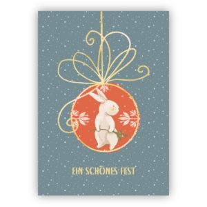 Entzückende Weihnachtskarte mit kleinem Hasen in Weihnachtskugel: Ein schönes Fest