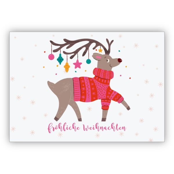 Lustige Weihnachtskarte mit geschmücktem Rentier in dickem Pulli: fröhliche Weihnachten