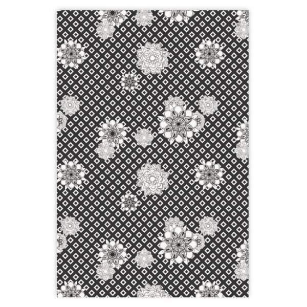 Grafisches Geschenkpapier mit Blüten auf Dreiecks Motiv, schwarz|weiß