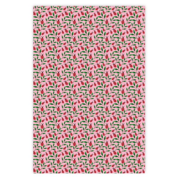 Schönes Glücks Geschenkpapier mit Marienkäfern auf rosa