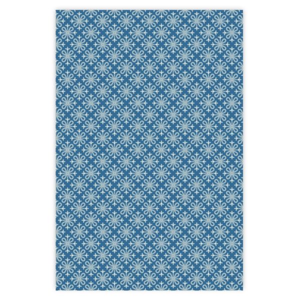 Grafisches Geschenkpapier mit klassischem Kachel Muster in blau